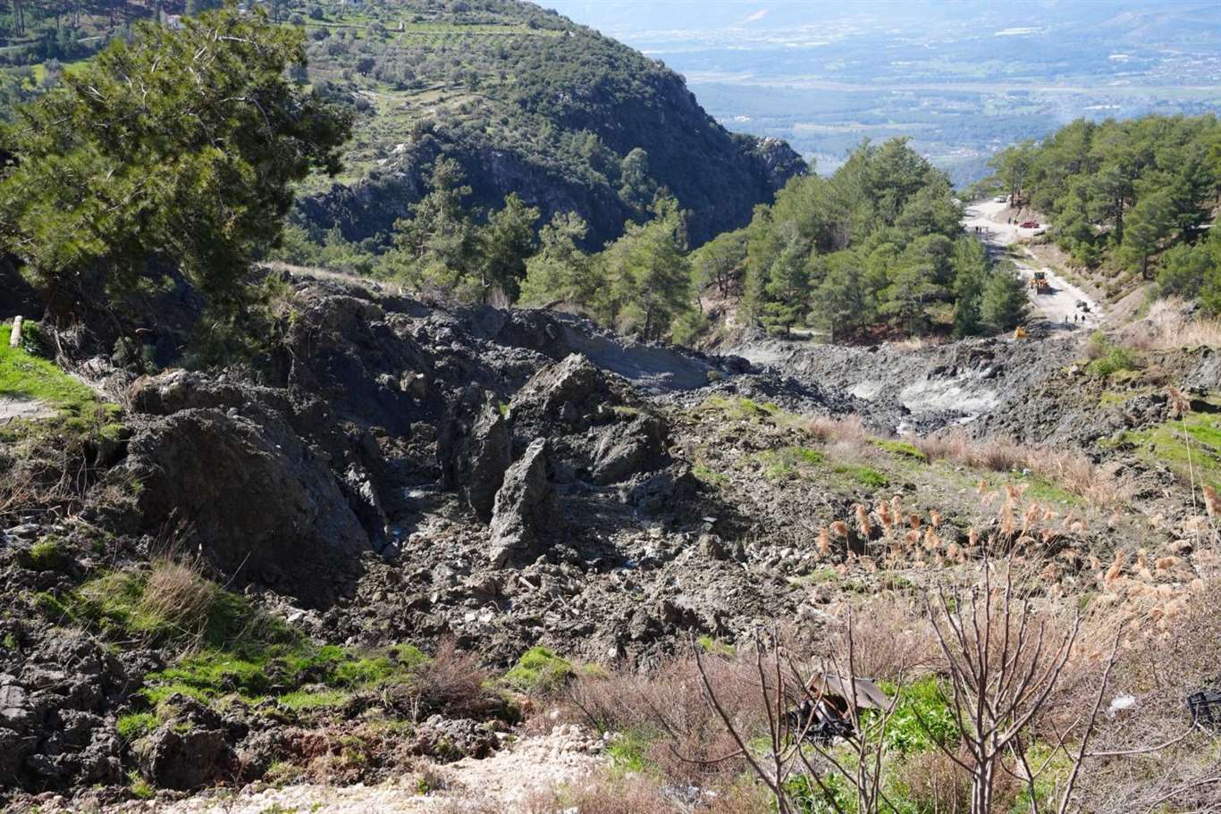    Toprak kayması yolu ulaşıma kapattı haberi